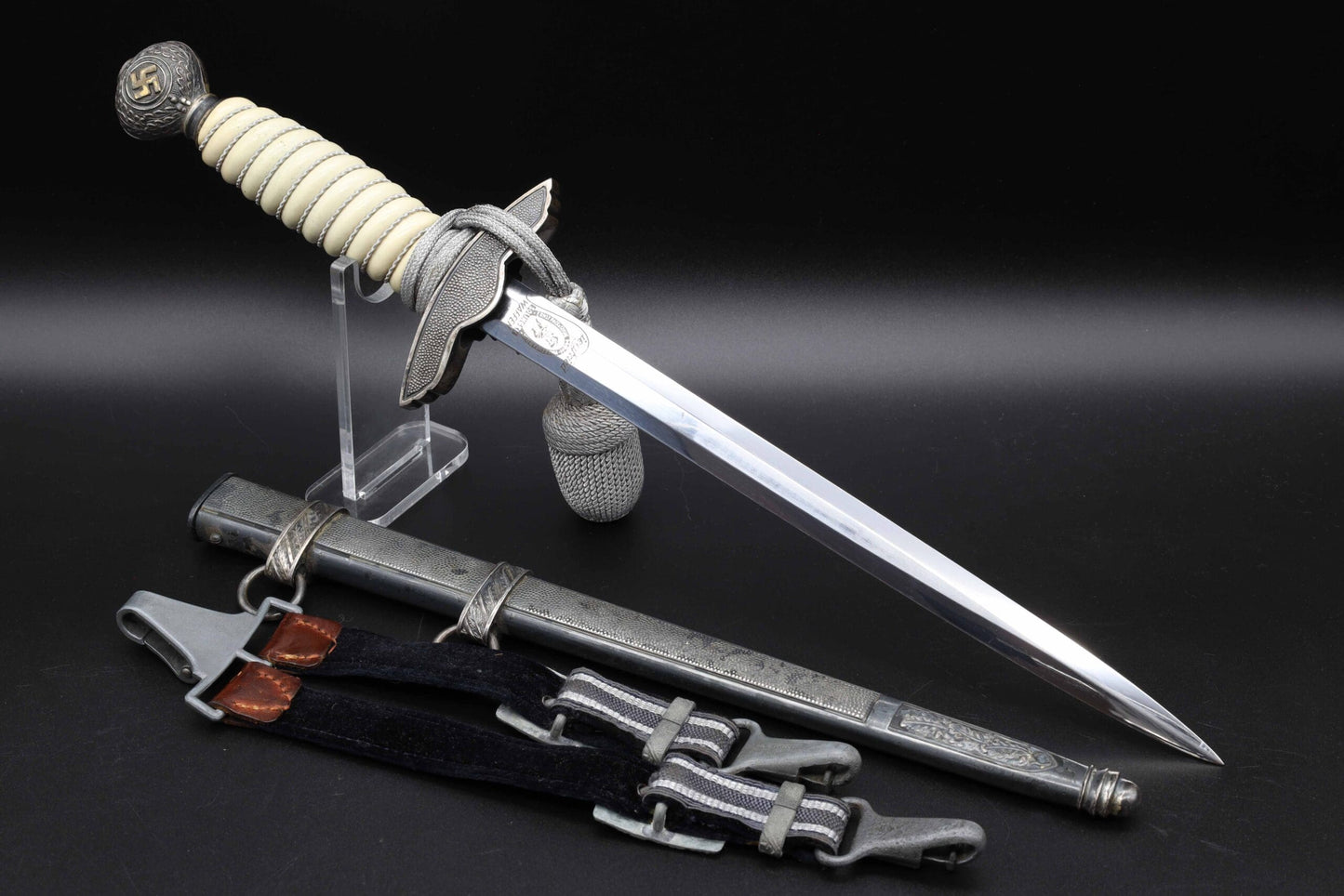 Mint 2nd Model Luftwaffe Dagger by E. Pack