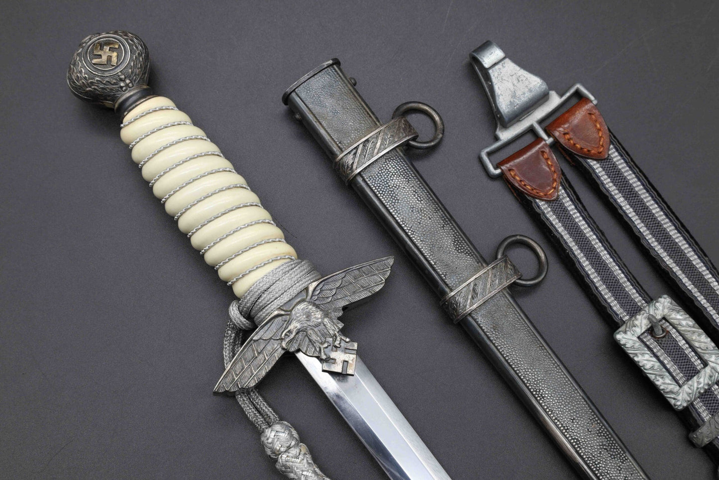 Mint 2nd Model Luftwaffe Dagger by E. Pack