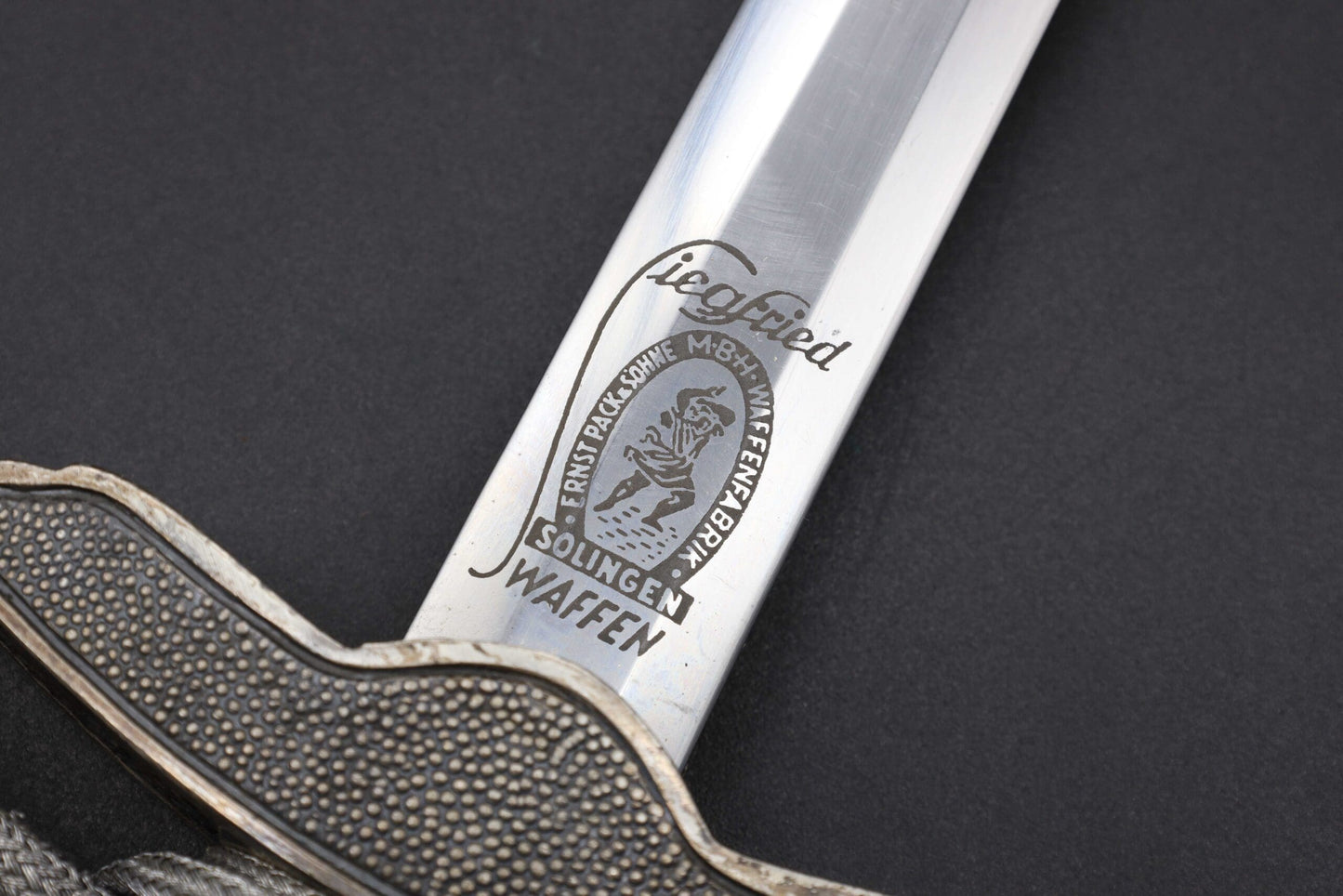Mint 2nd Model Luftwaffe Dagger by E. Pack