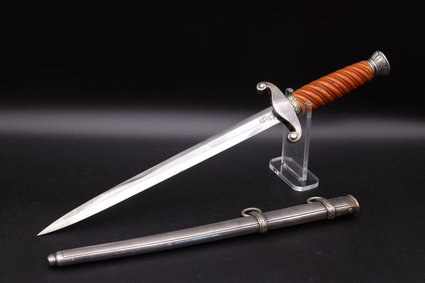 Slender grip Army dagger by WKC