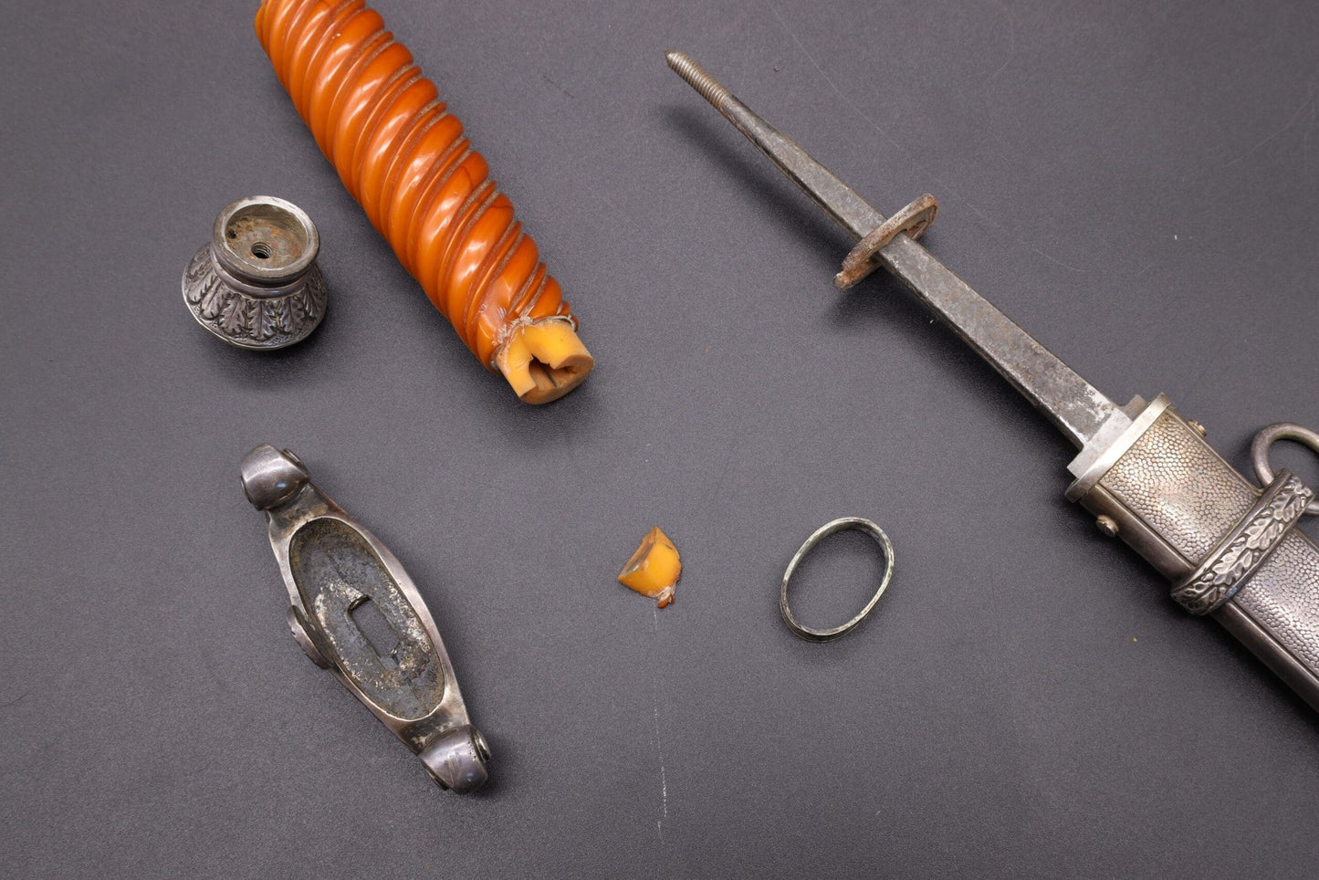 Slender grip Army dagger by WKC