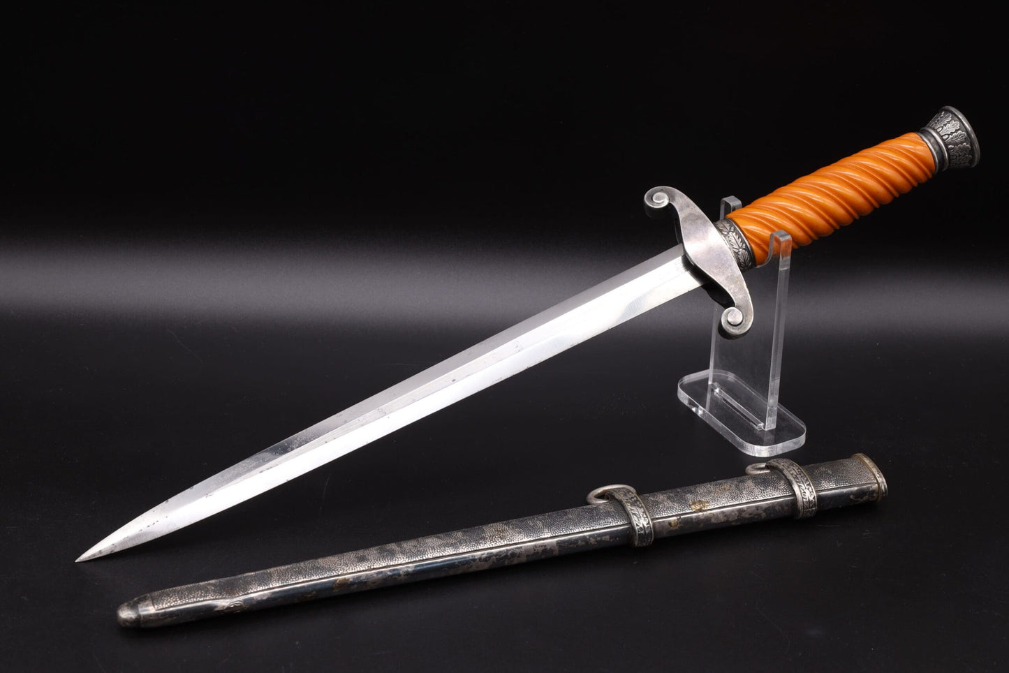 Slender grip Army dagger by WMW