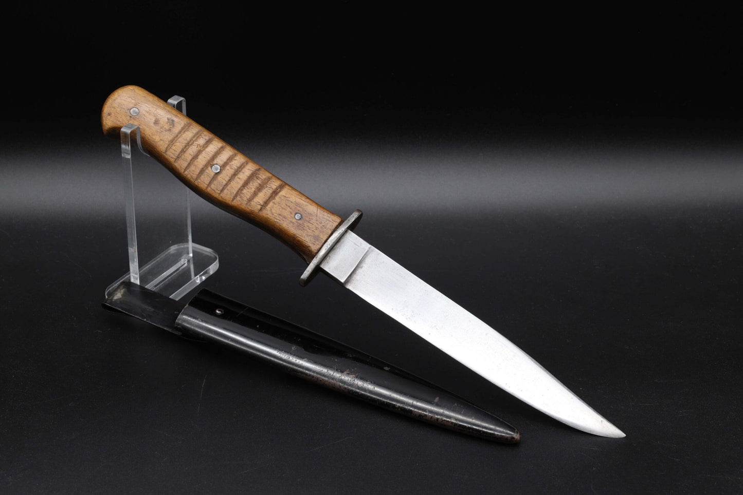 Infantry combat knife with cross guard