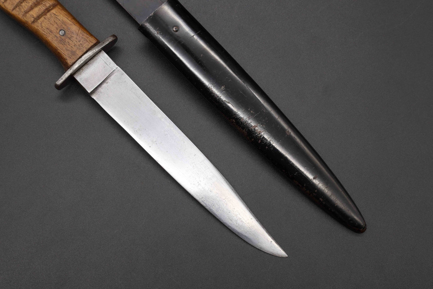 Infantry combat knife with cross guard