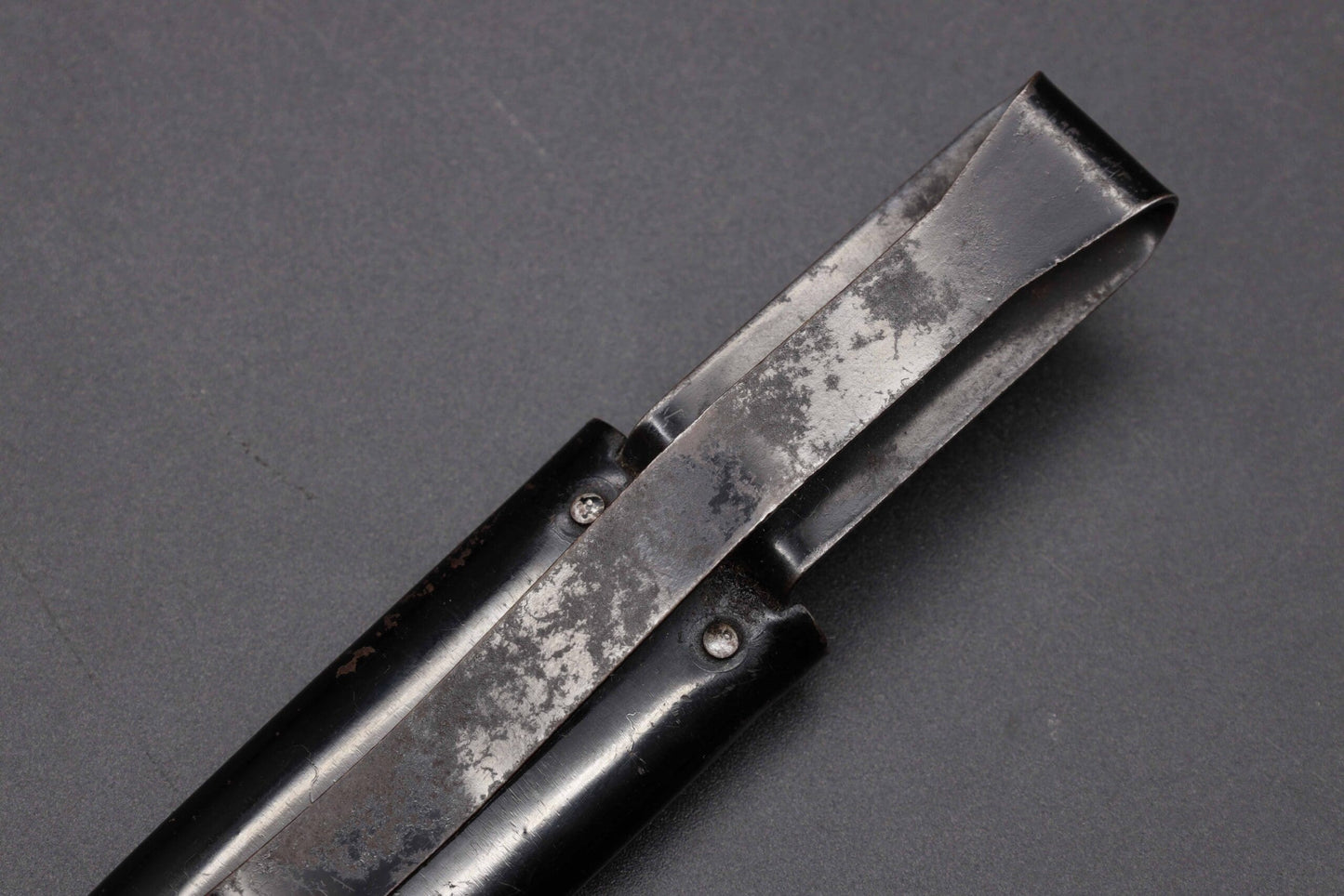 Infantry combat knife with cross guard