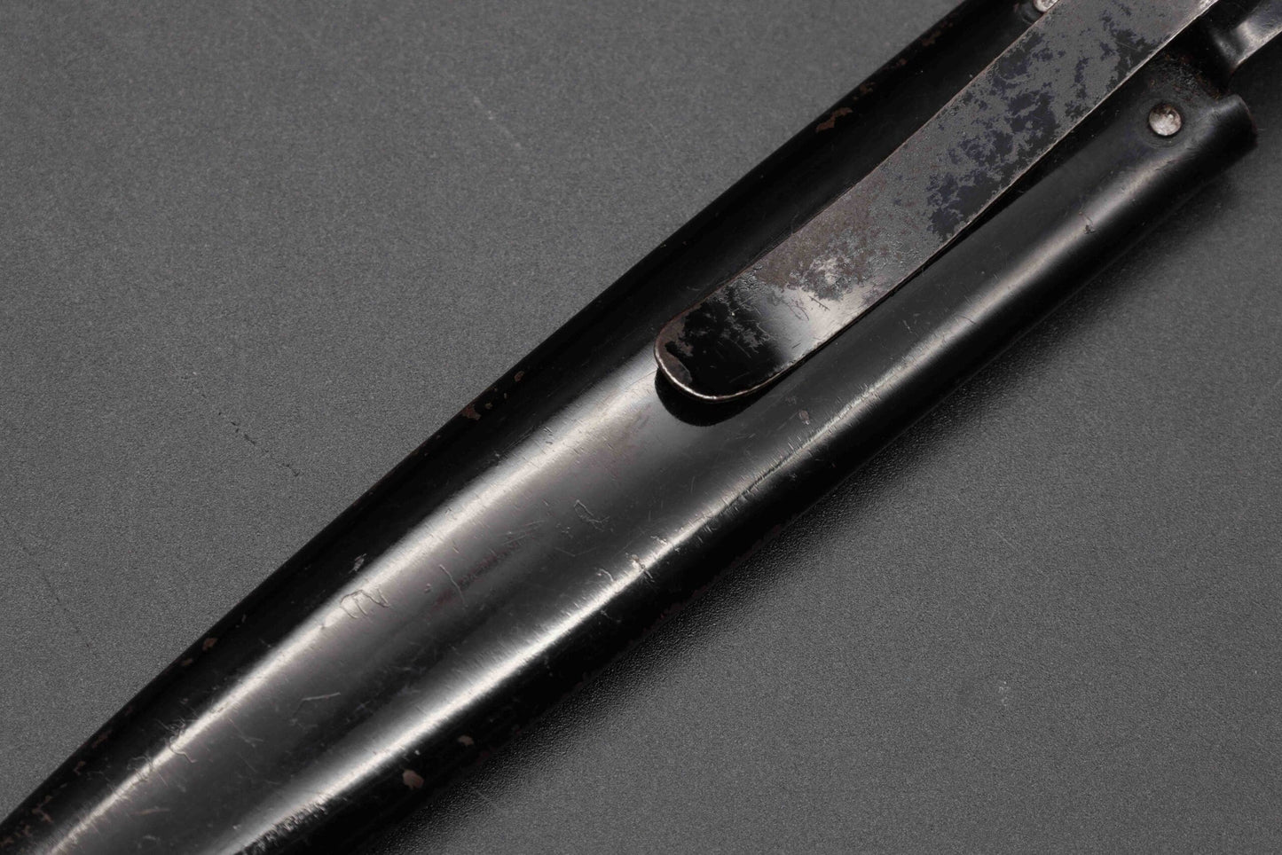 Infantry combat knife with cross guard
