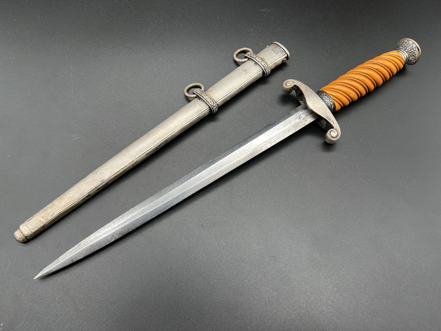 Early slender grip Army dagger by Alcoso