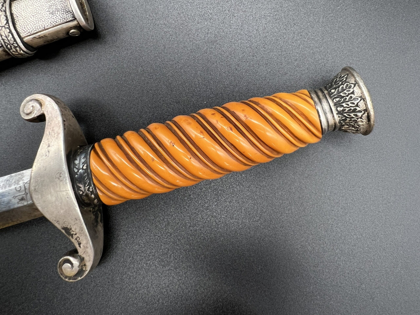 Early slender grip Army dagger by Alcoso