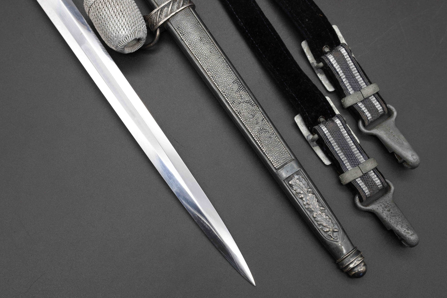 Mint 2nd Model Luftwaffe Dagger by E. Pack