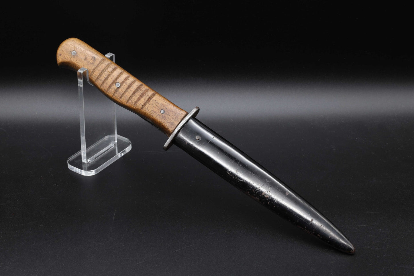 Infantry combat knife with cross guard