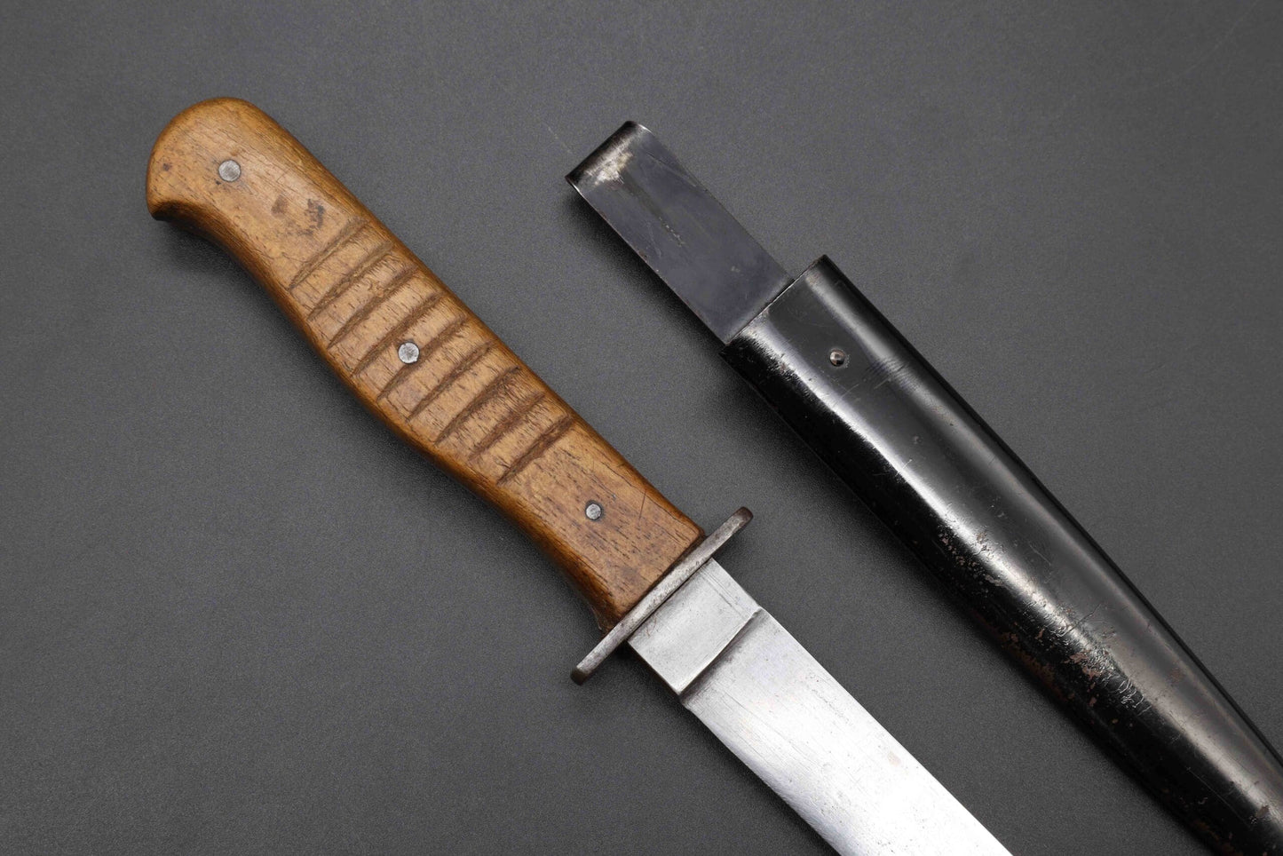 Infantry combat knife with cross guard