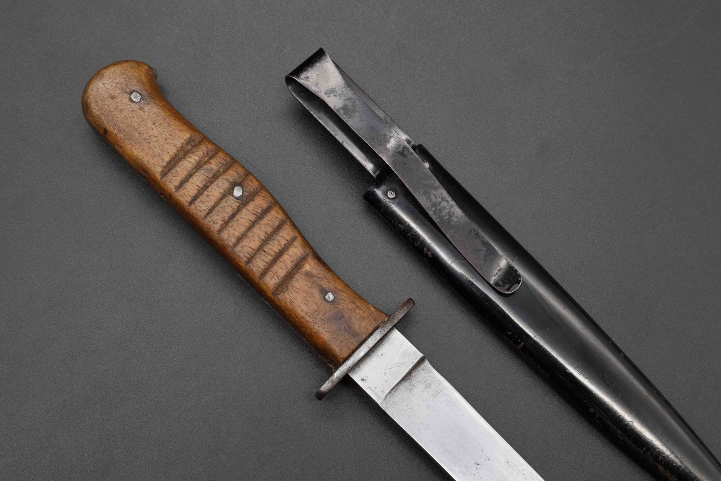 Infantry combat knife with cross guard