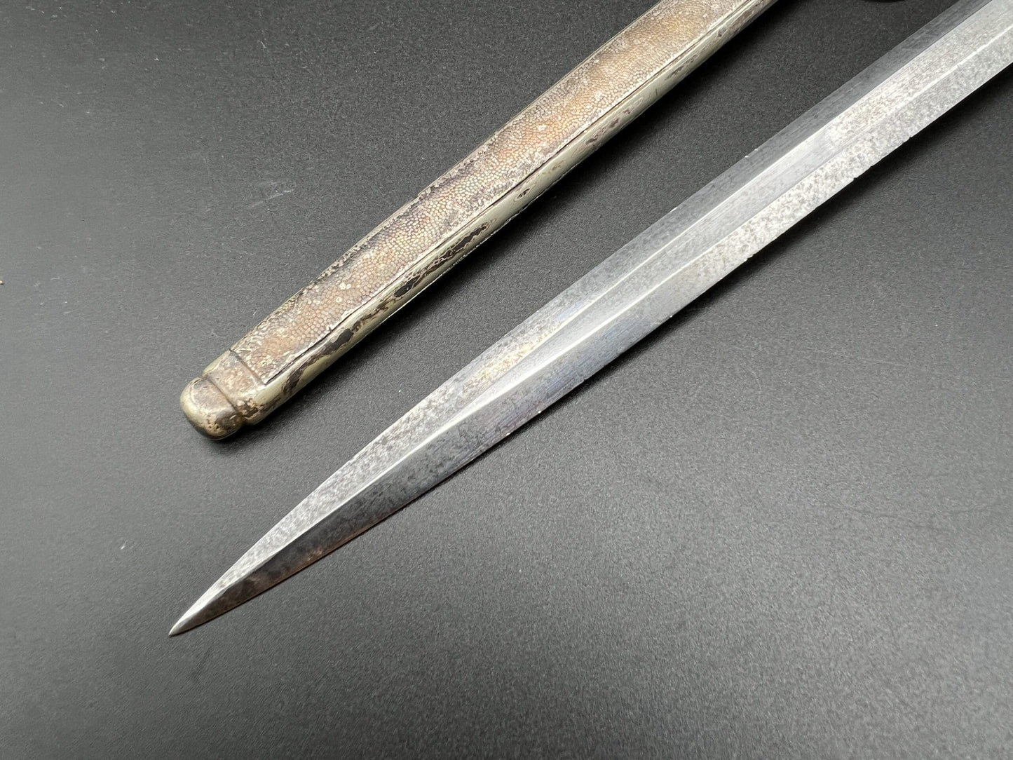 Early slender grip Army dagger by Alcoso