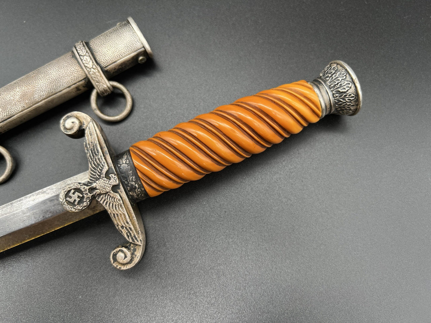 Early slender grip Army dagger by Alcoso