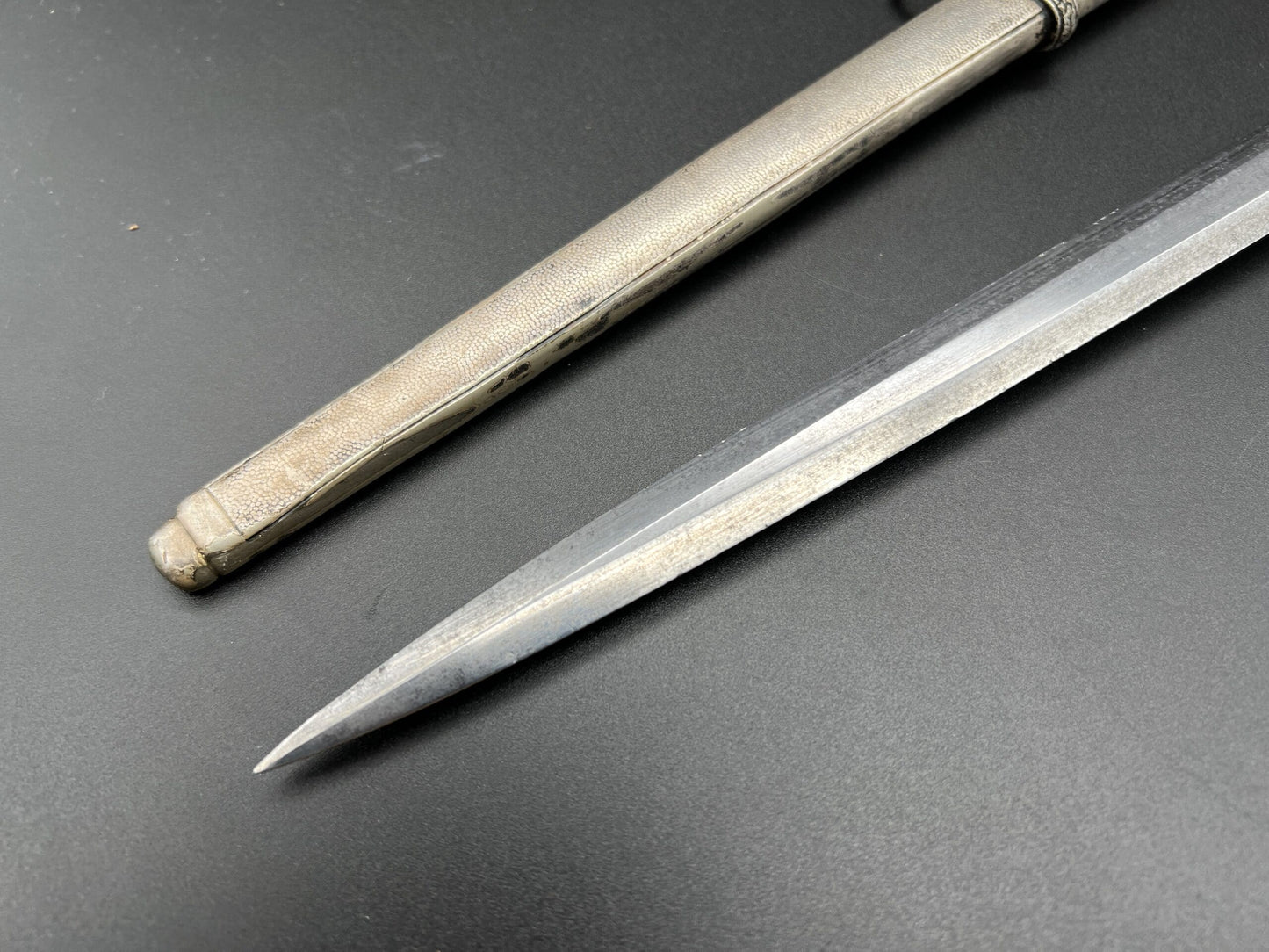 Early slender grip Army dagger by Alcoso