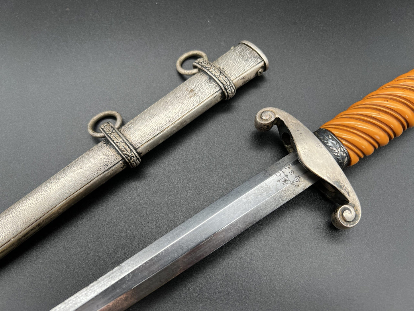 Early slender grip Army dagger by Alcoso